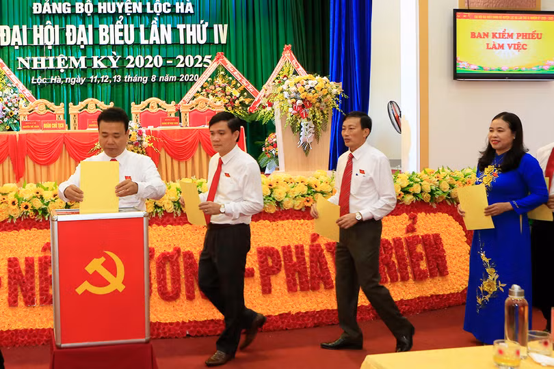 Đồng chí Nguyễn Thế Hoàn tái đắc cử chức Bí thư Huyện ủy Lộc Hà