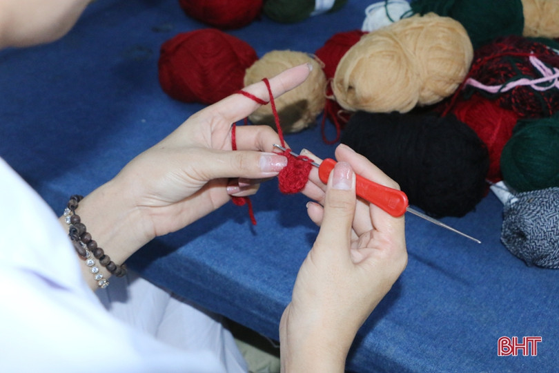 Người Hà Tĩnh làm nhiều “tai giả” tặng y bác sỹ Đà Nẵng chống dịch Covid-19