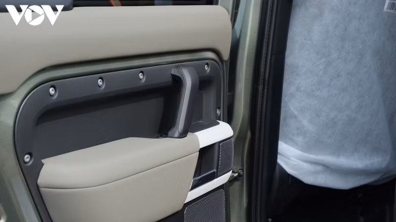 Cận cảnh Land Rover Defender thế hệ mới vừa xuất hiện tại Việt Nam