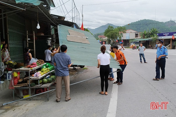 Giải toả vi phạm hành lang an toàn giao thông trên quốc lộ 8