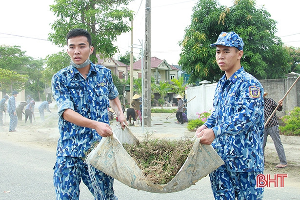 Không nghỉ cuối tuần, chiến sỹ cảnh sát biển ở Hà Tĩnh giúp dân làm nông thôn mới