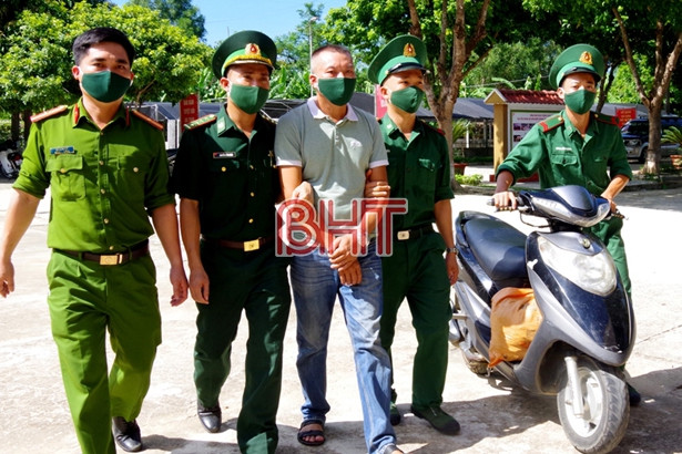 Chở 25kg thuốc nổ trên xe máy đưa đi tiêu thụ thì bị bắt ở Hà Tĩnh