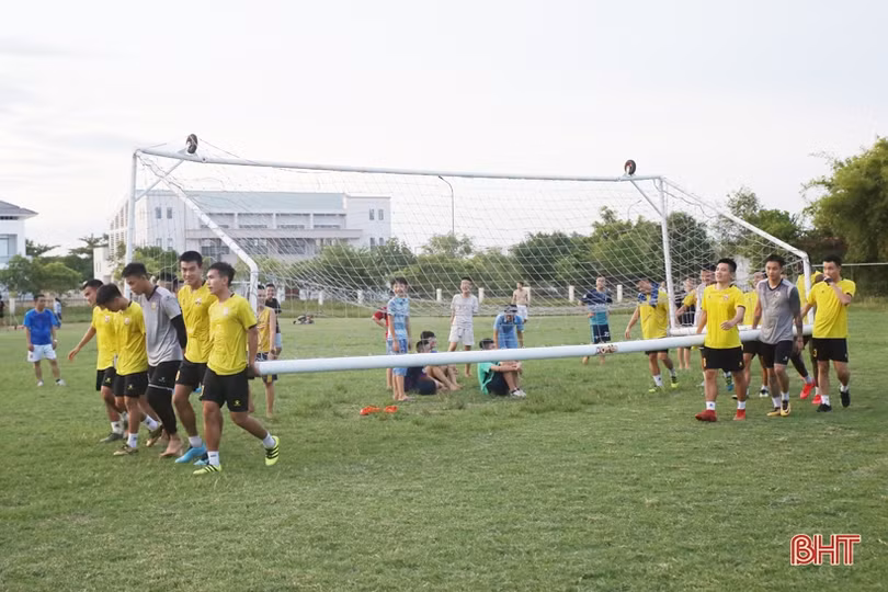 Cầu thủ Hồng Lĩnh Hà Tĩnh trở lại tập luyện