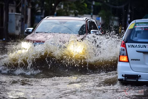 Lưu ý cần thiết khi đi xe gầm cao mùa mưa lũ