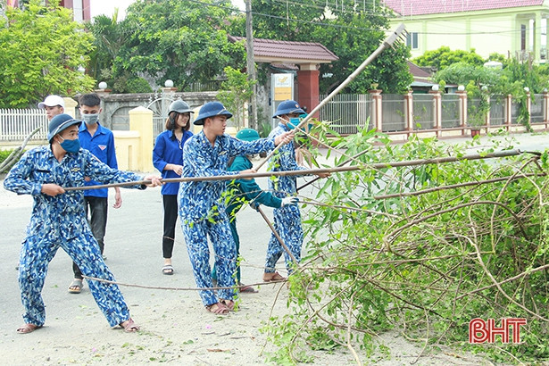 Không nghỉ cuối tuần, chiến sỹ cảnh sát biển ở Hà Tĩnh giúp dân làm nông thôn mới