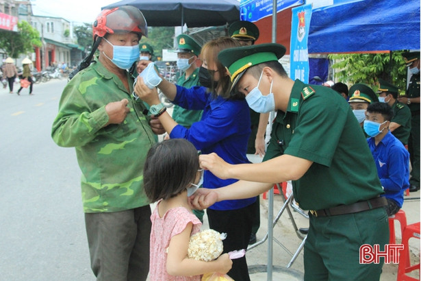 Bộ đội biên phòng hướng dẫn người đi chợ cài đặt Bluezone