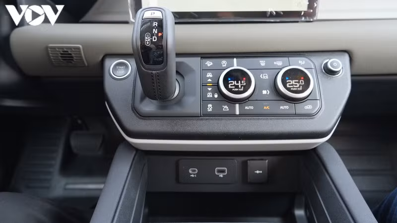 Cận cảnh Land Rover Defender thế hệ mới vừa xuất hiện tại Việt Nam