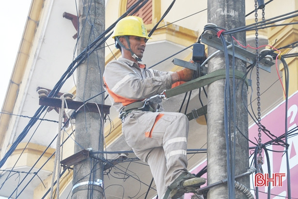 12 lượt ra quân chỉnh trang lưới điện trên toàn tuyến Đức Thọ