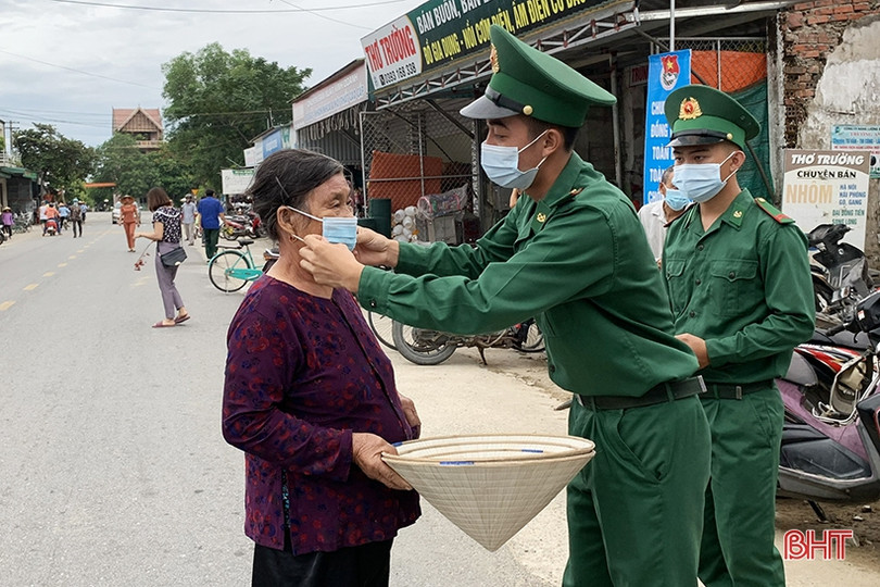 Bộ đội biên phòng hướng dẫn người đi chợ cài đặt Bluezone