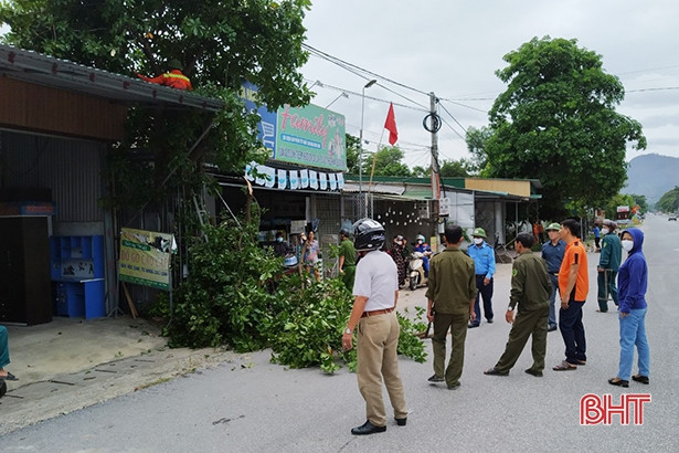 Giải toả vi phạm hành lang an toàn giao thông trên quốc lộ 8