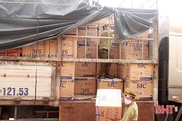 Hà Tĩnh bắt giữ xe tải chở 390.000 khẩu trang y tế và gần 1.000 mũ bảo hiểm không hóa đơn chứng từ