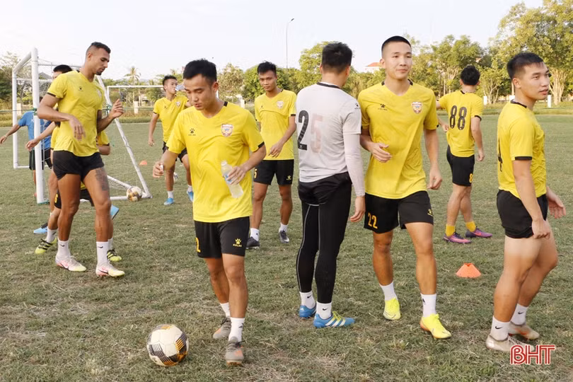 Cầu thủ Hồng Lĩnh Hà Tĩnh trở lại tập luyện