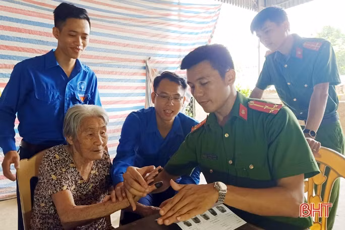 Đến tận nhà làm CMND cho Mẹ Việt Nam Anh hùng ở Hương Sơn