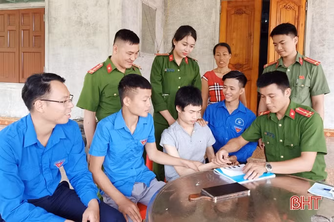 Đến tận nhà làm CMND cho Mẹ Việt Nam Anh hùng ở Hương Sơn