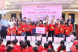 Công ty CP Đầu tư & Thương mại Hoàng Gia Phát đỡ đầu học sinh dân tộc Chứt