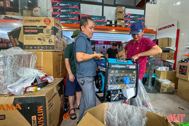 Máy phát điện "cháy hàng" sau mưa bão