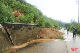Tuyến đường quốc phòng ven biển qua Cẩm Trung liên tiếp sạt lở