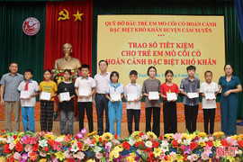 Cẩm Xuyên trao 32 sổ tiết kiệm trị giá 1,46 tỷ đồng cho trẻ mồ côi
