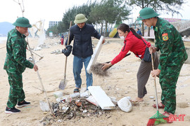 Làm sạch biển Thiên Cầm để đón khách du lịch mùa đông