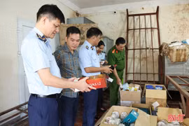 Quản lý thị trường tiêu hủy nhiều rượu ngoại, mỹ phẩm không rõ nguồn gốc
