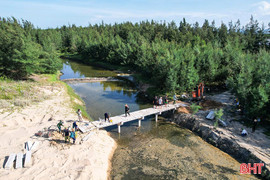 Người dân làng biển ở Hà Tĩnh góp tiền xây cầu