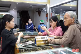 Giá vàng giảm sâu, người dân Hà Tĩnh tranh thủ mua tích trữ