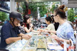 Giá vàng giảm sâu, người dân Hà Tĩnh tranh thủ mua tích trữ