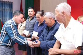 Trao 100 suất quà Tết của VietinBank cho nạn nhân da cam/dioxin 