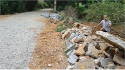 Ông Lê Quốc Việt chuẩn bị làm lại bờ rào mới sau khi hiến đất làm đường