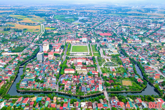 Thành Sen bát cảnh...