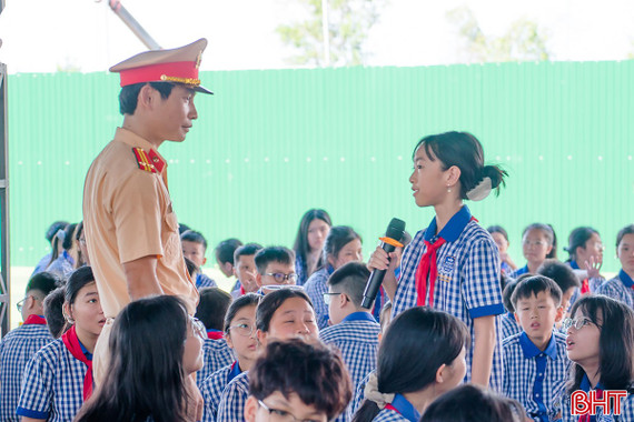 Tuyên truyền pháp luật về ATGT và phòng chống ma túy cho 2.200 học sinh