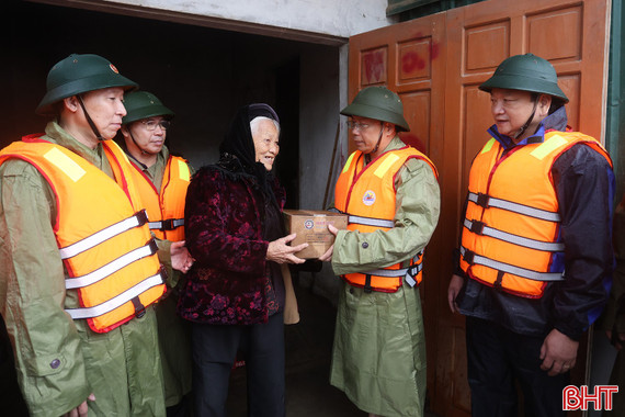 Bí thư Tỉnh ủy kiểm tra tình hình mưa lũ tại xã Cẩm Duệ