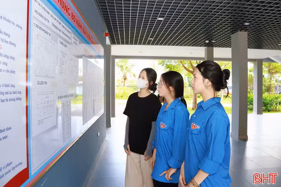 Thí sinh làm thủ tục thi vào lớp 10 ở Hà Tĩnh 