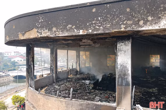 Cận cảnh hiện trường vụ cháy khu trưng bày Công ty gỗ Hào Quang 