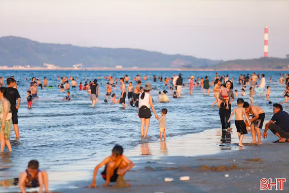 Đầu tuần, biển Hải Ninh đã nhộn nhịp du khách