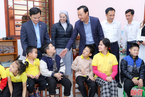 Trưởng ban Tuyên giáo và Dân vận Tỉnh ủy chúc mừng Giáng sinh tại các địa phương