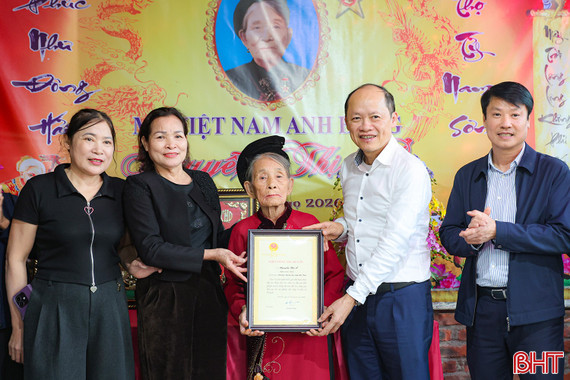 Phó Bí thư Thường trực Tỉnh ủy chúc Tết người có công ở phường Thành Sen