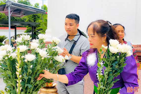 Dòng người muôn phương về Ngã ba Đồng Lộc tri ân các anh hùng liệt sĩ