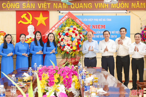 Thường trực Tỉnh ủy chúc mừng Hội LHPN tỉnh nhân Ngày Phụ nữ Việt Nam