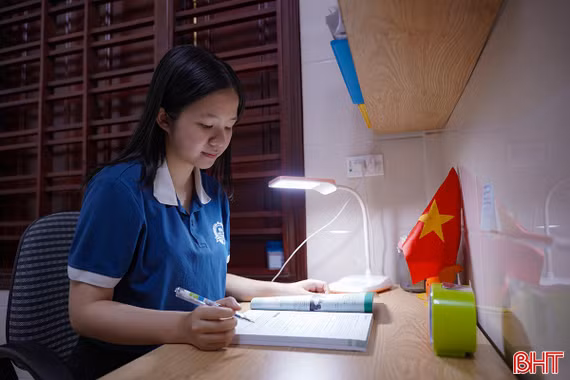 Nữ sinh IELTS 8.5 trở thành thủ khoa chuyên Anh Hà Tĩnh