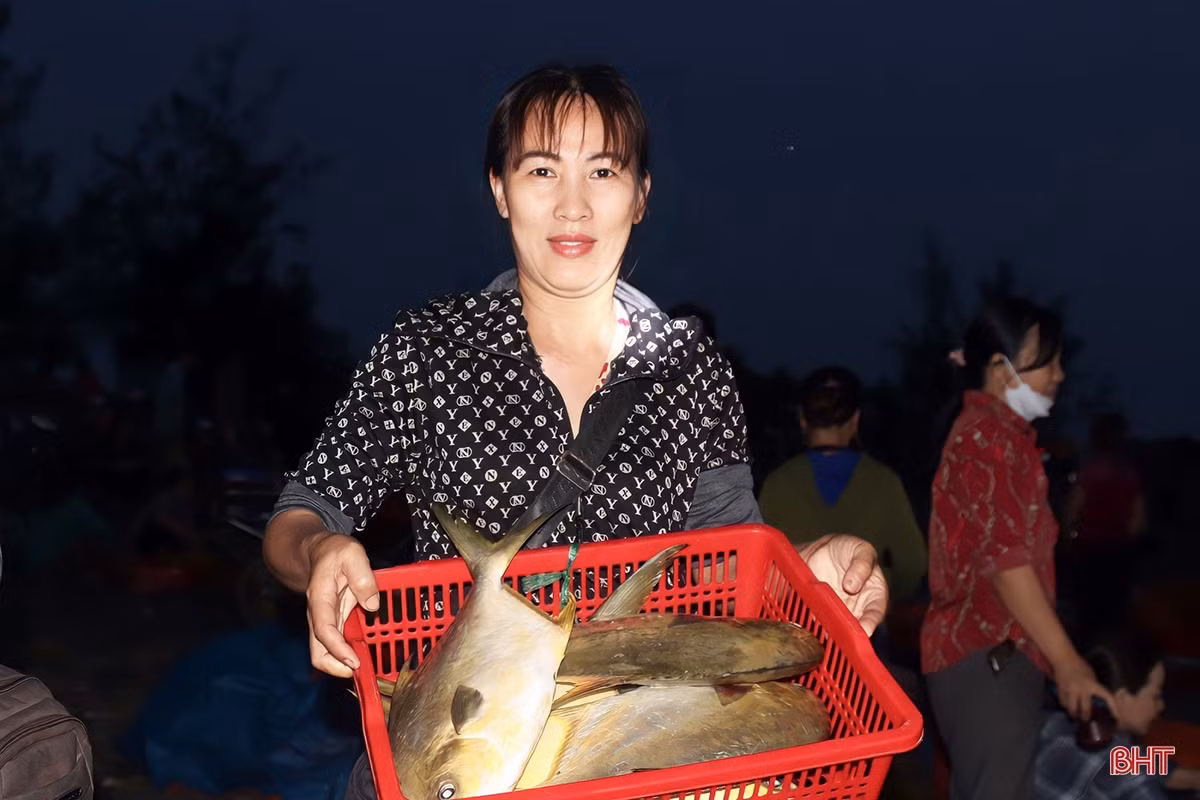 Chợ cá Cồn Gò nhộn nhịp sáng cuối tuần