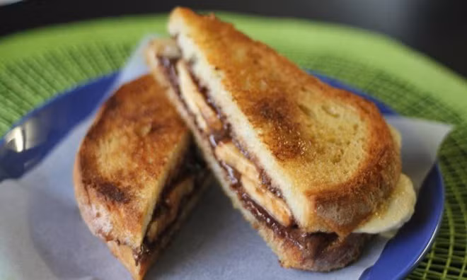 5 phut co ngay banh mi sandwich nuong gion rum thom lung cho bua sang