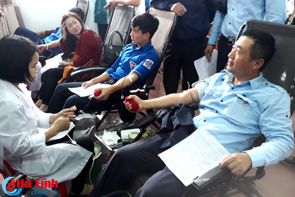 hai nguoi nuoc ngoai dau tien hien mau tinh nguyen o ha tinh