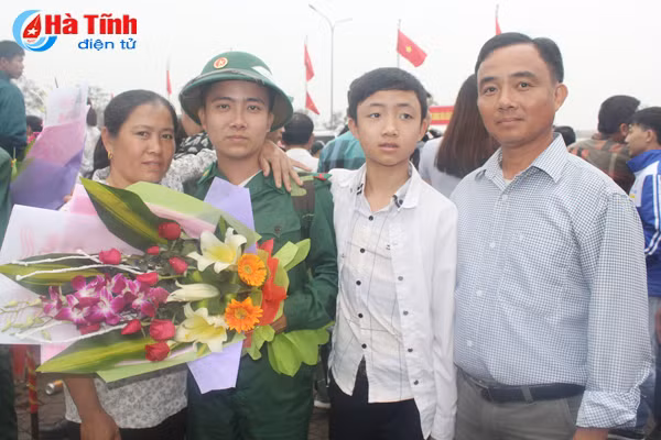 ha tinh tien 1 000 tan binh len duong lam nhiem vu