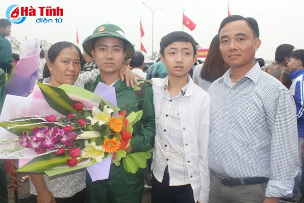 ha tinh tien 1 000 tan binh len duong lam nhiem vu