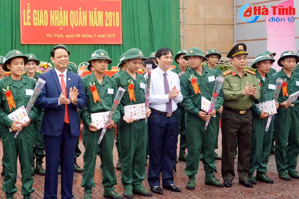 ha tinh tien 1 000 tan binh len duong lam nhiem vu