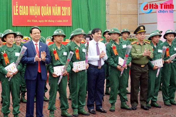 ha tinh tien 1 000 tan binh len duong lam nhiem vu