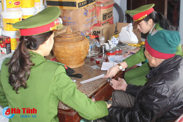 tuoi tre ha tinh ve lang giup dan lam cmnd hien mau tinh nguyen