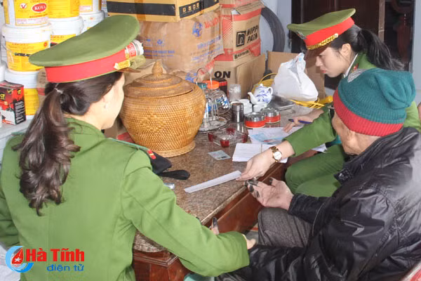 tuoi tre ha tinh ve lang giup dan lam cmnd hien mau tinh nguyen