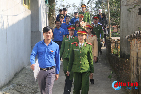 tuoi tre ha tinh ve lang giup dan lam cmnd hien mau tinh nguyen